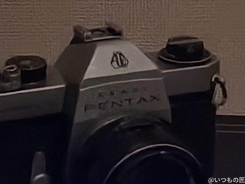 motorola edge 60s pro カメラ 暗所の屋内に置かれたフィルムカメラ