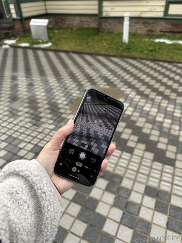 Google Pixel 8a レビュー Google Pixel 9a 屋外でのディスプレイの明るさ