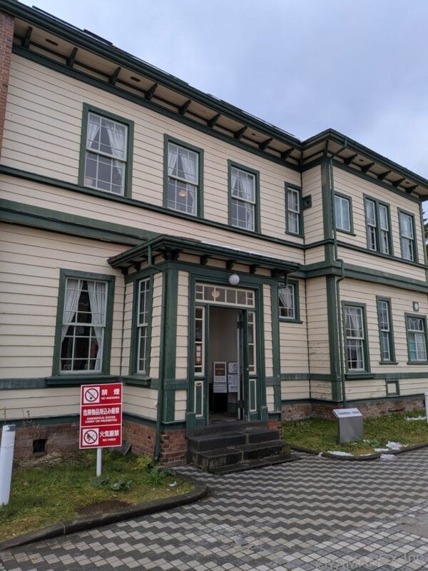 Google Pixel 9a レビュー 曇り空に佇む洋館を撮影