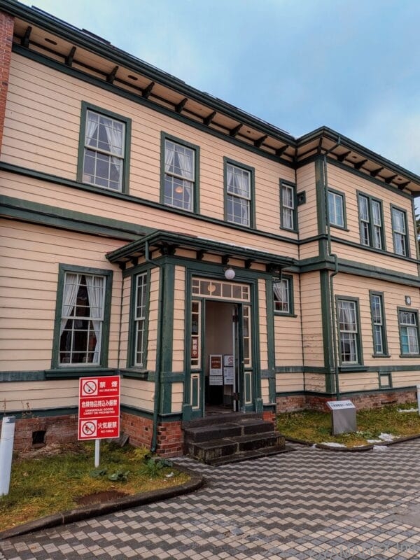 Google Pixel 9a レビュー 曇り空に佇む洋館