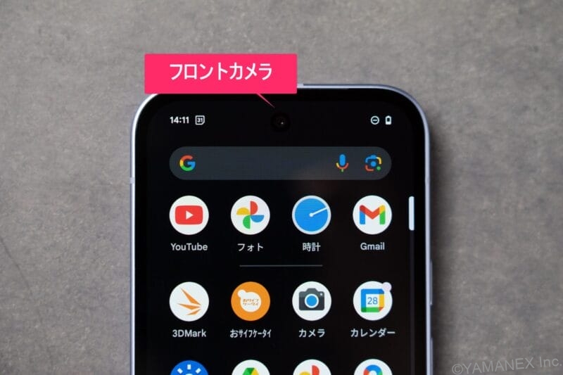 Google Pixel 9a レビュー 机の上に置かれたPixel 9a