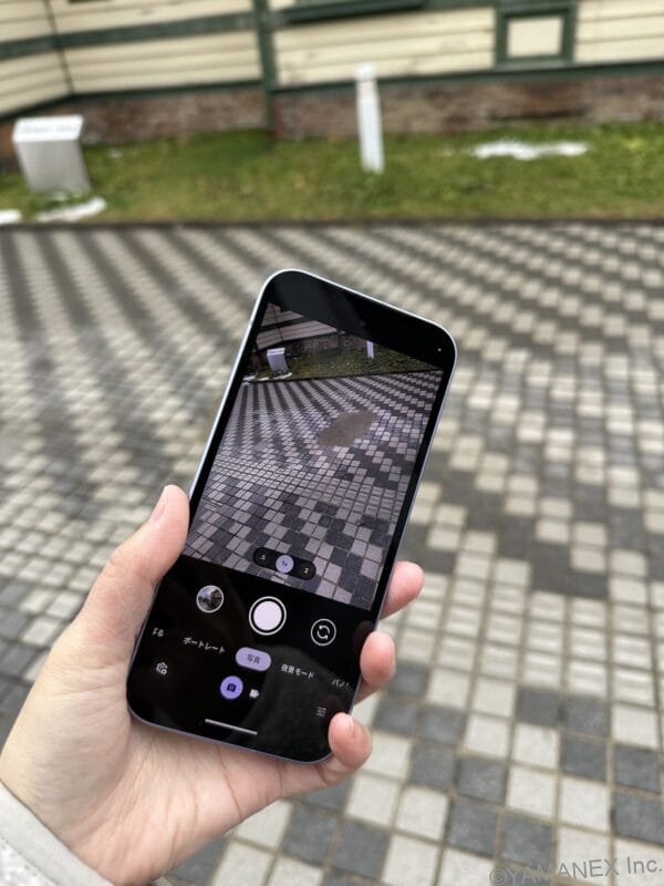 Google Pixel 9a レビュー Google Pixel 9a 屋外でのディスプレイの明るさ