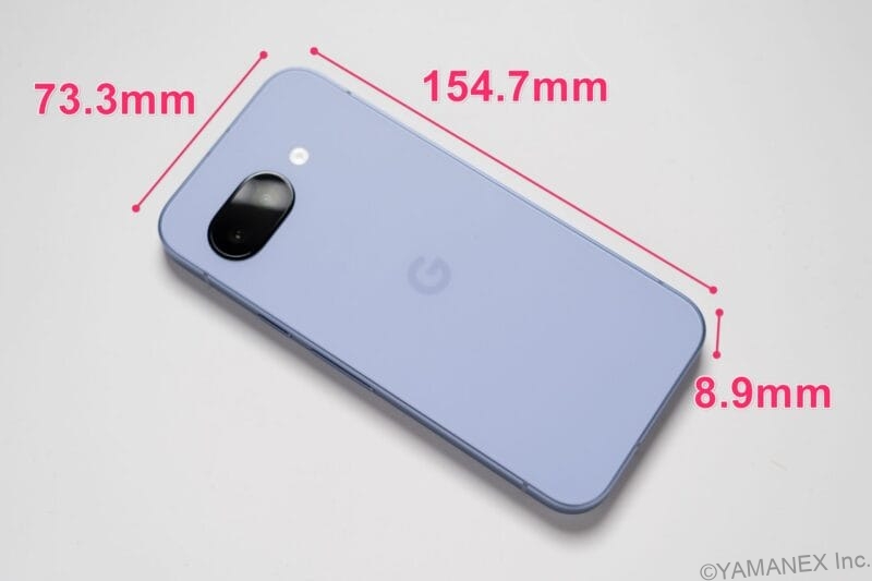 Google Pixel 9a レビュー 机の上に置かれたPixel 9a