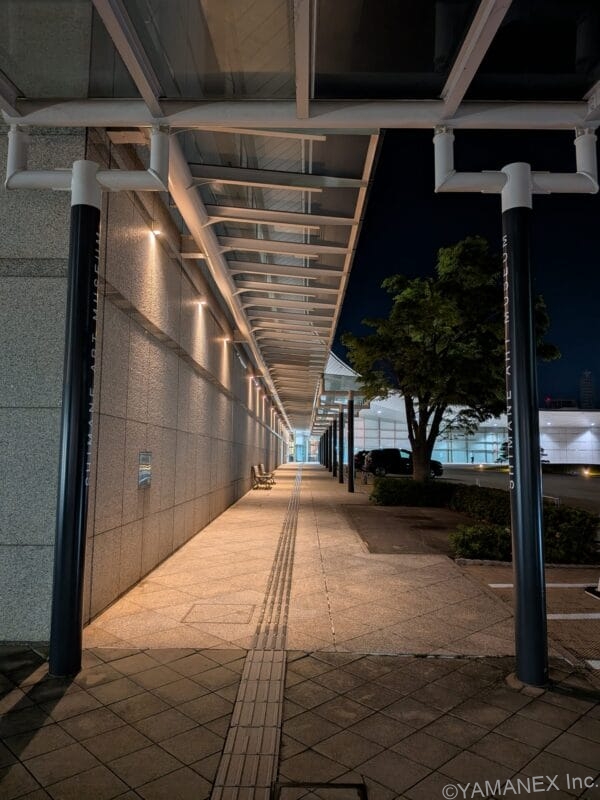 Google Pixel 9a レビュー 夜の美術館を撮影