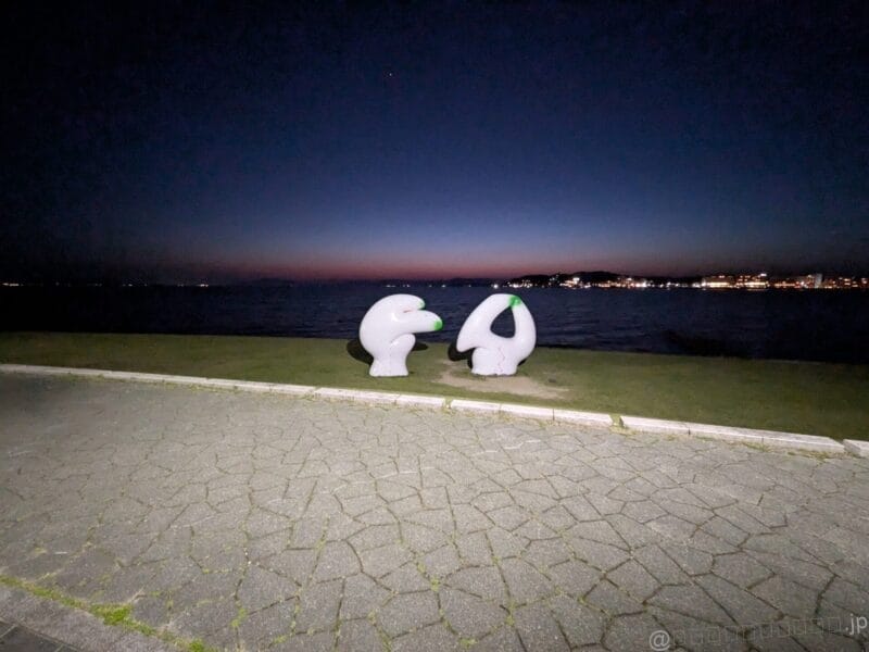 Google Pixel 9a レビュー 海沿いの広場に建つ白いオブジェ