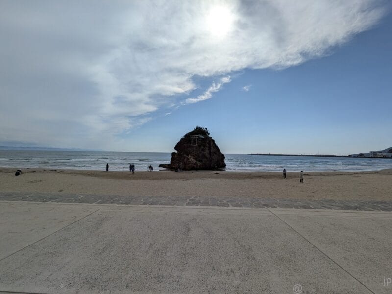 Google Pixel 9a レビュー 鳥居が建つ岩礁を捉えた一枚