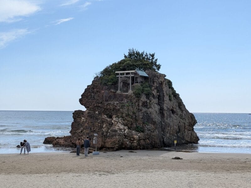 Google Pixel 9a レビュー 鳥居が建つ岩礁を捉えた一枚