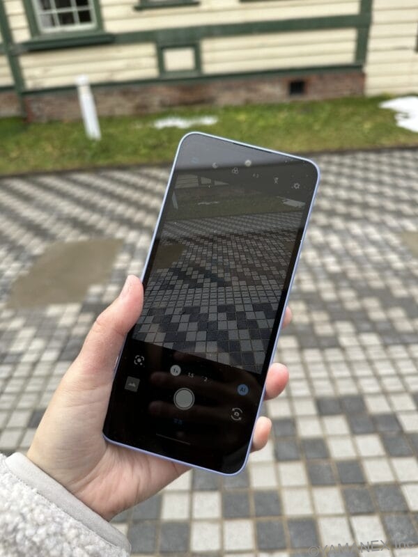 AQUOS wish5 レビュー 女性が持ったAQUOS wish5