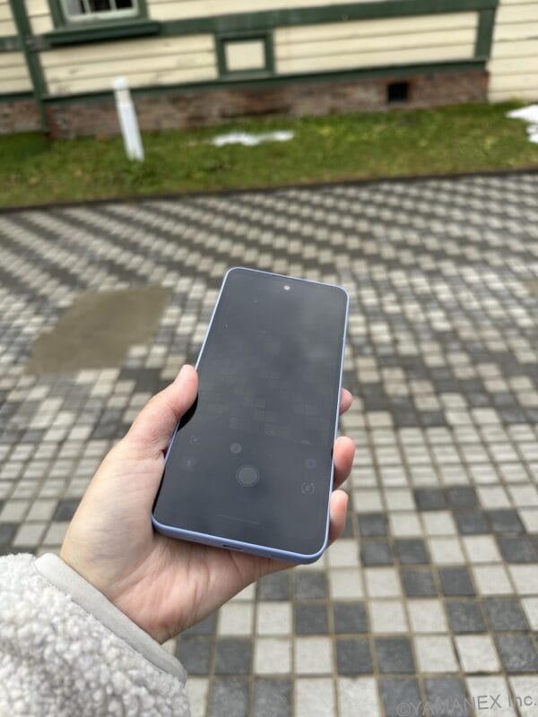 AQUOS wish5 レビュー 屋外でAQUOS wish5を使った様子