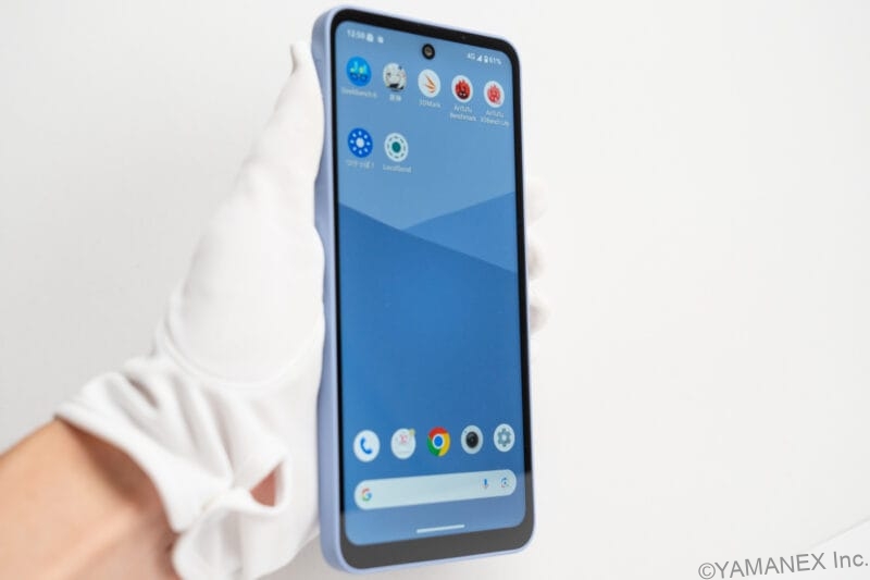 AQUOS wish5 レビュー 男性が持つAQUOS wish5