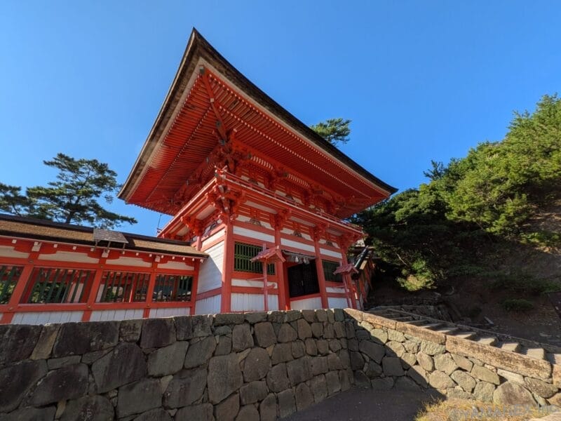 nubia Fold カメラ 晴天下の赤い神社を捉えた一枚