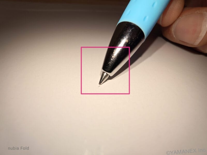 nubia Fold カメラ ボールペンの先端を接写