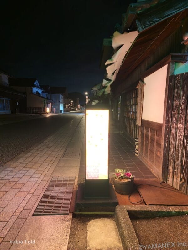 nubia Fold カメラ 木造の飲食店の看板を夜間撮影した一枚