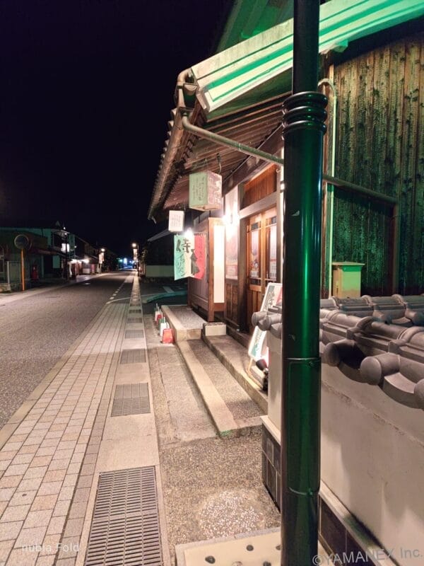 nubia Fold カメラ 木造の飲食店を夜間撮影した一枚