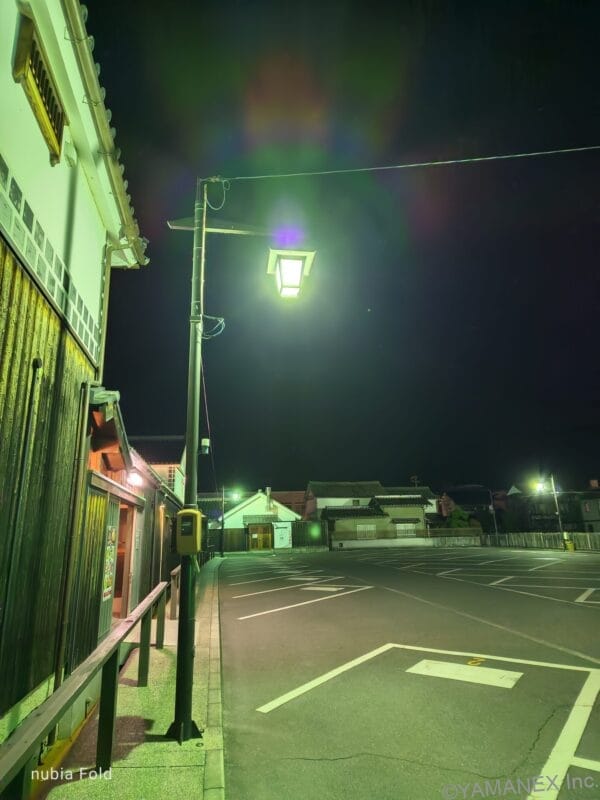 nubia Fold カメラ 夜道に光輝く街灯