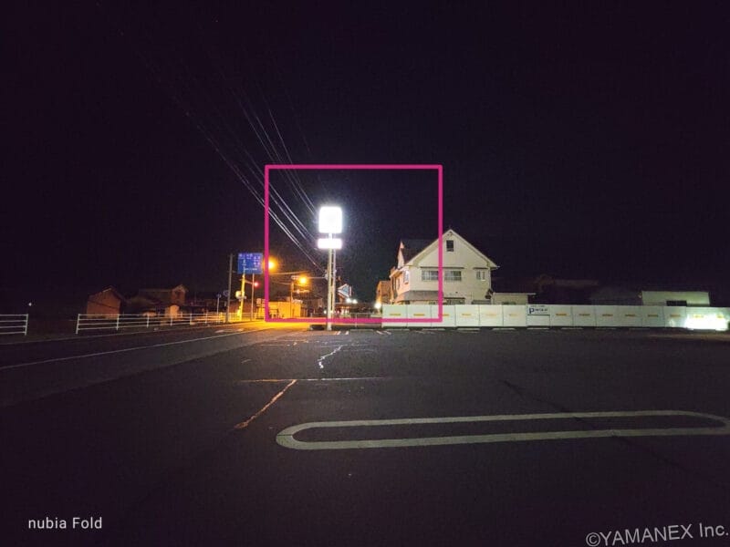 nubia Fold カメラ 夜の駐車場で看板を撮影した一枚