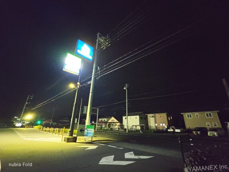 nubia Fold カメラ コンビニの看板を駐車場から夜間撮影した一枚