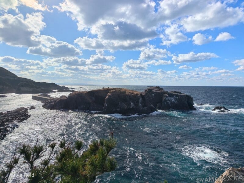 nubia Fold カメラ 晴天下の海を岸壁から撮影した一枚