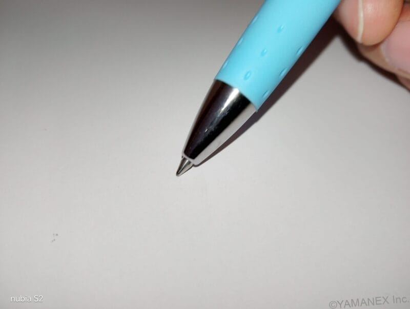 ボールペンの先をマクロ撮影 | モバイル比較レビュー.jp nubia S2 カメラ ボールペンの先をマクロ撮影