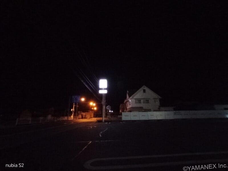 駐車場の看板を夜間撮影した一枚 | モバイル比較レビュー.jp nubia S2 カメラ 駐車場の看板を夜間撮影した一枚