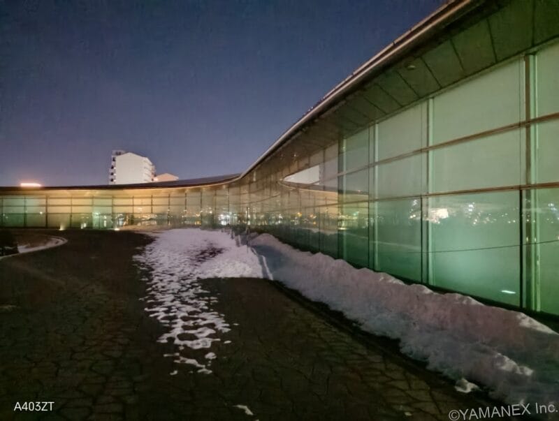 ガラス張りの建物を夜間撮影した一枚 | モバイル比較レビュー.jp nubia S2 カメラ ガラス張りの建物を夜間撮影した一枚