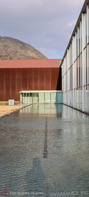 nubia Fold カメラ 赤い外壁とガラス張りの壁が特徴の建物