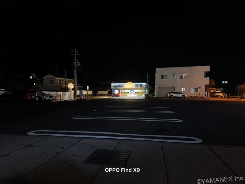 OPPO Find X9 カメラ 夜のコインランドリーを駐車場内で撮影した一枚