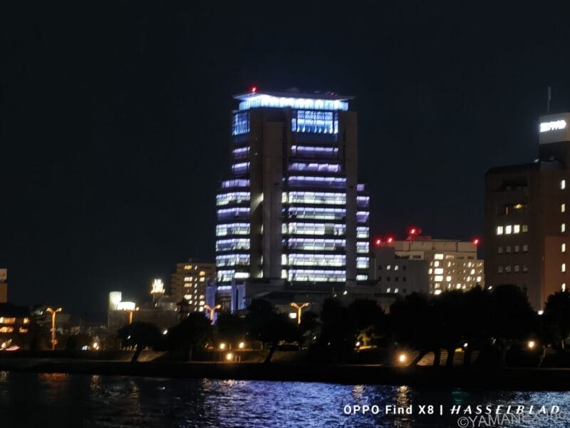 OPPO Find X9 カメラ 海辺からビルのネオンを捉えた夜間写真