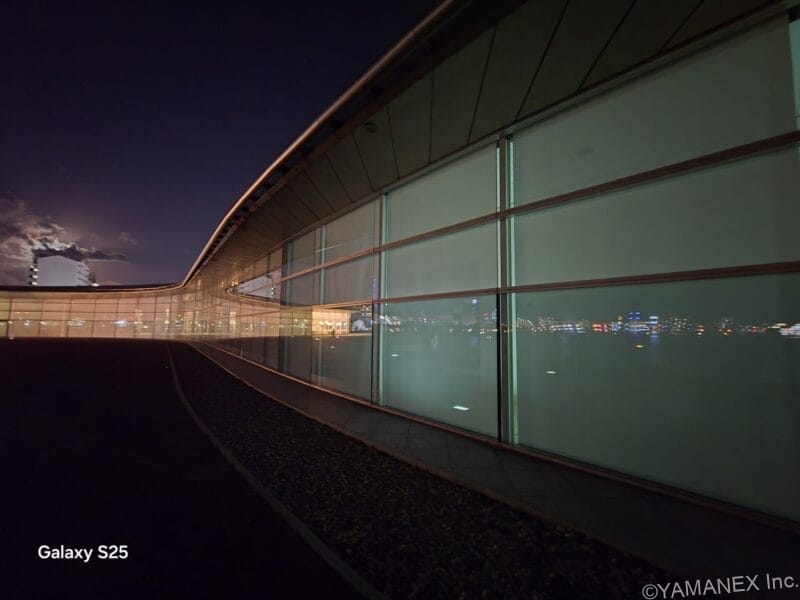 Galaxy S26 カメラ ガラス張りの通路を夜間撮影