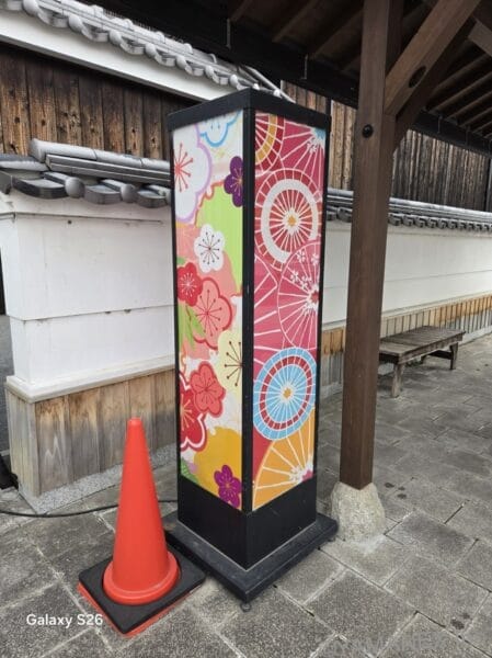 Galaxy S26 カメラ カラフルな看板を捉えた一枚