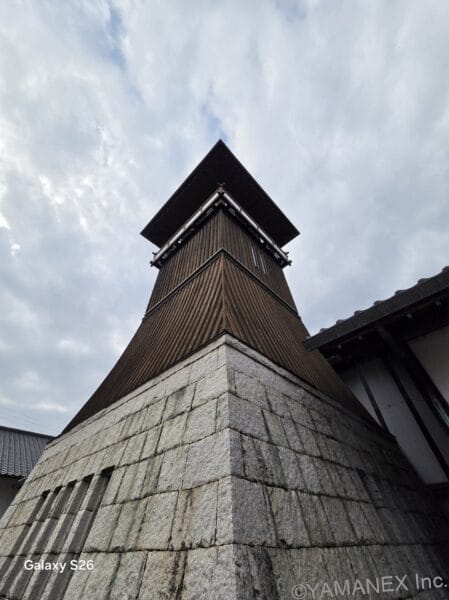 Galaxy S26 カメラ 空にそびえたつ木造建築