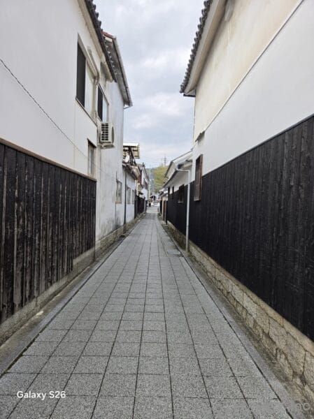 Galaxy S26 カメラ 古い建物が立ち並ぶ小道を撮影