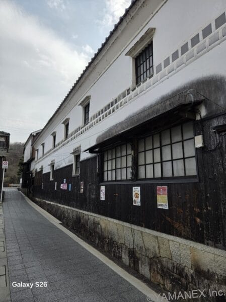 Galaxy S26 カメラ 古い建物が立ち並ぶ小道を撮影