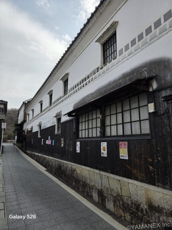 Galaxy S26 カメラ 古い建物が立ち並ぶ小道を撮影