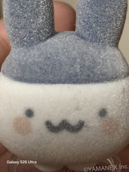 Galaxy S26 カメラ 手のひらのマスコット人形をマクロ撮影