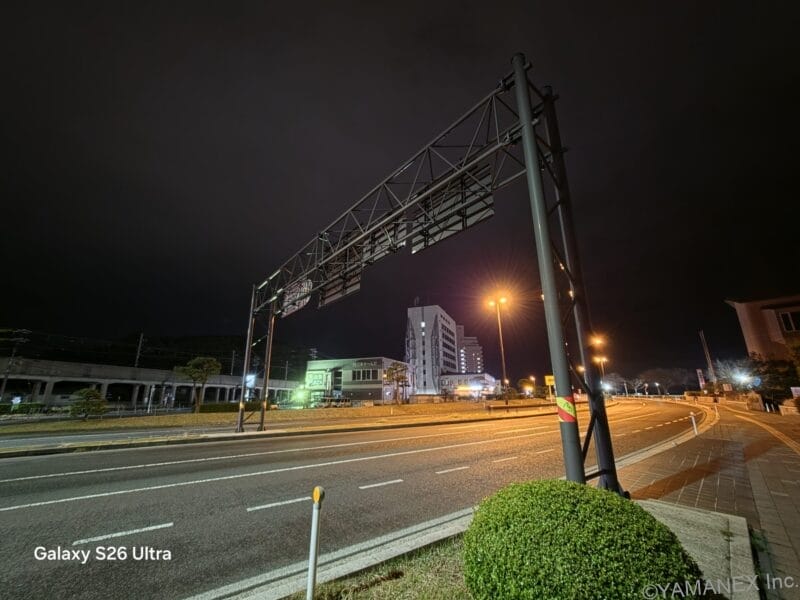Galaxy S26 Ultra カメラ 大通りを夜間撮影