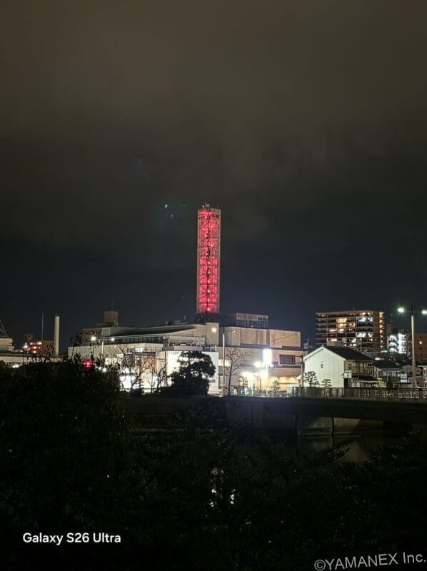 Galaxy S26 カメラ 橋の上から見える景色を暗所撮影
