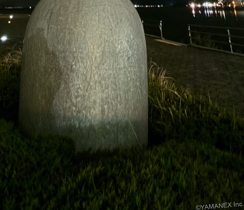 Galaxy S26 カメラ リング状のモニュメントを暗所撮影