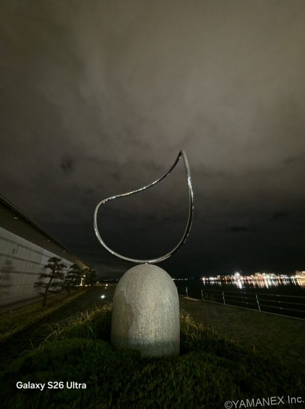 Galaxy S26 カメラ リング状のモニュメントを暗所撮影