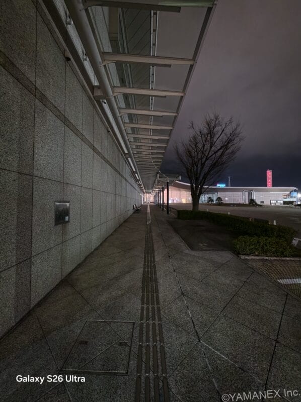 Galaxy S26 カメラ 美術館の通路を暗所撮影