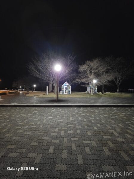 Galaxy S26 カメラ ガラス張りの小屋をズーム撮影