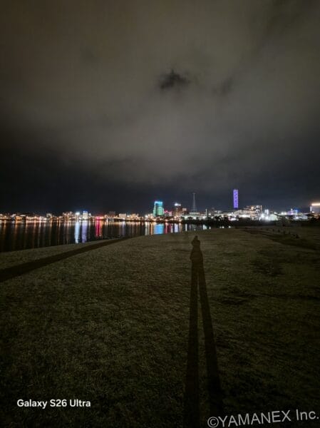 Galaxy S26 カメラ 海の向こうに見える街並みをズーム撮影