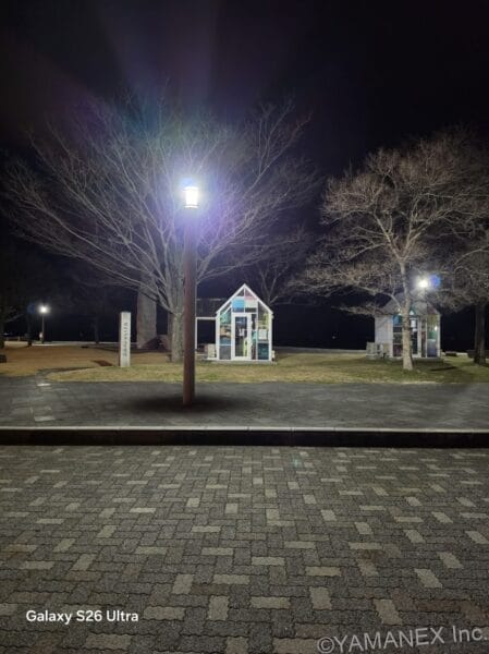 Galaxy S26 カメラ ガラス張りの小屋をズーム撮影