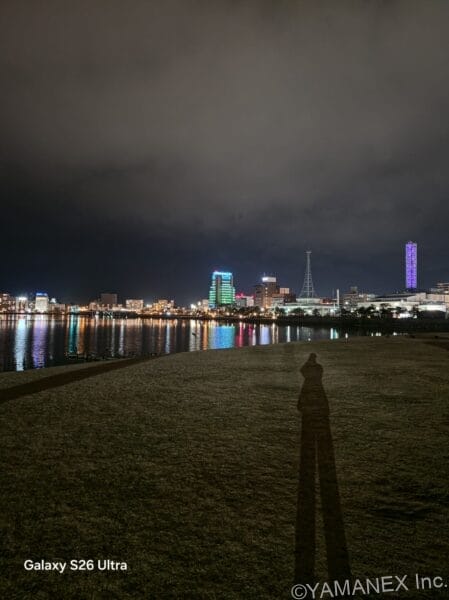 Galaxy S26 カメラ 海の向こうに見える街並みをズーム撮影