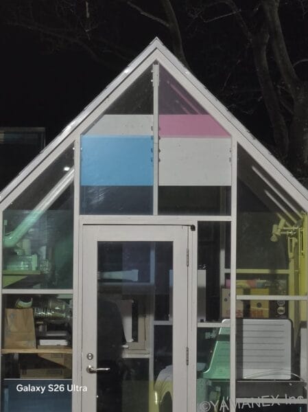 Galaxy S26 カメラ ガラス張りの小屋をズーム撮影