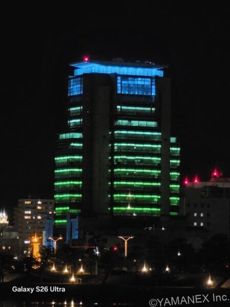 Galaxy S26 カメラ 海の向こうに見える街並みをズーム撮影