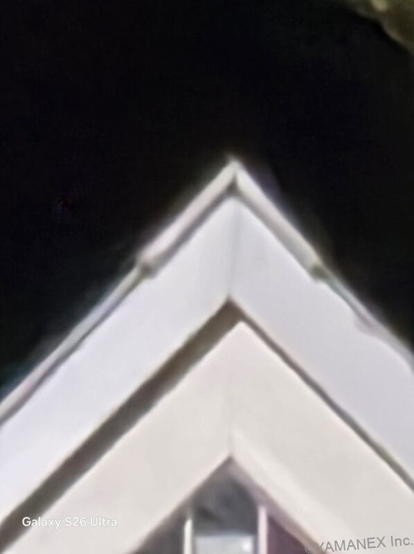 Galaxy S26 カメラ ガラス張りの小屋をズーム撮影