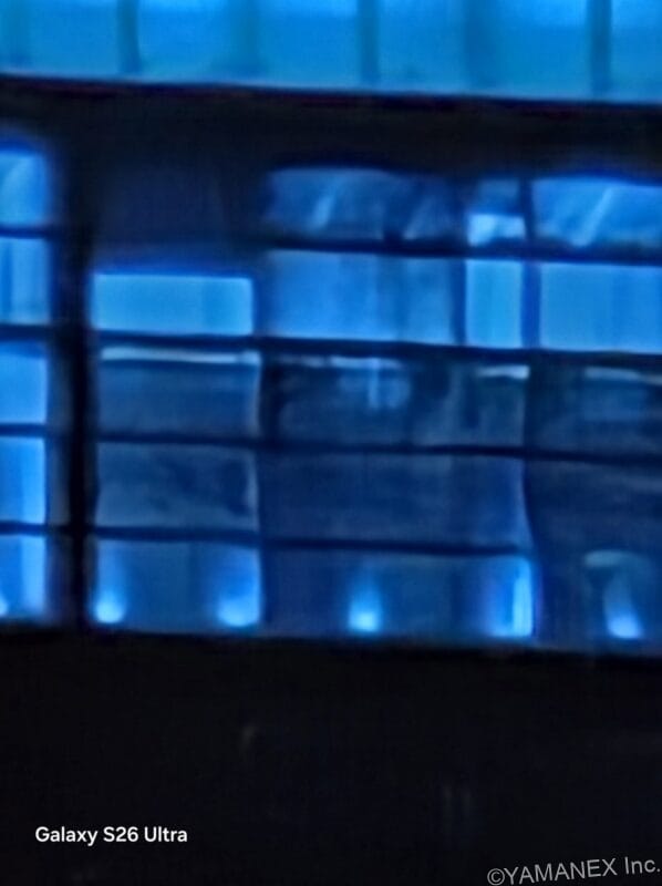 Galaxy S26 カメラ 画面中央のビルをズーム撮影