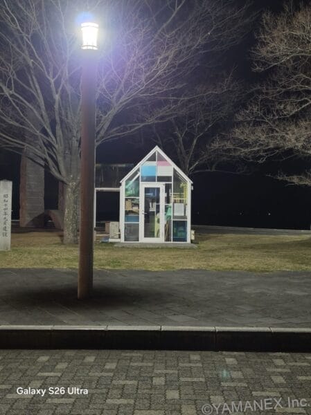 Galaxy S26 カメラ ガラス張りの小屋をズーム撮影