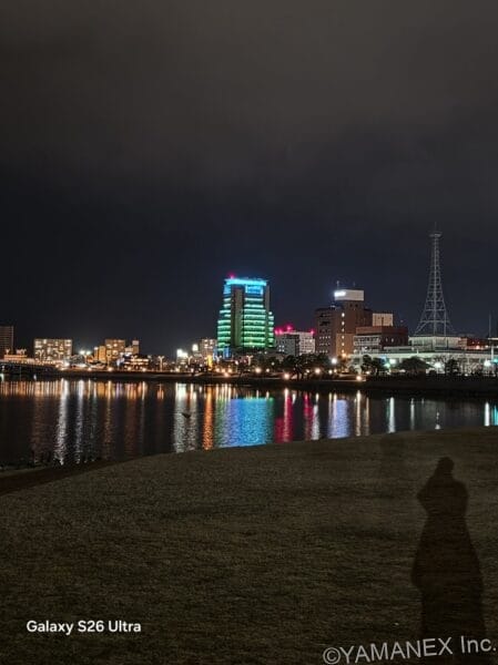 Galaxy S26 カメラ 海の向こうに見える街並みをズーム撮影